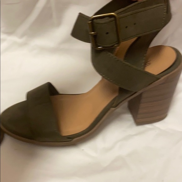 Navy Green heels - Picture 2 of 5